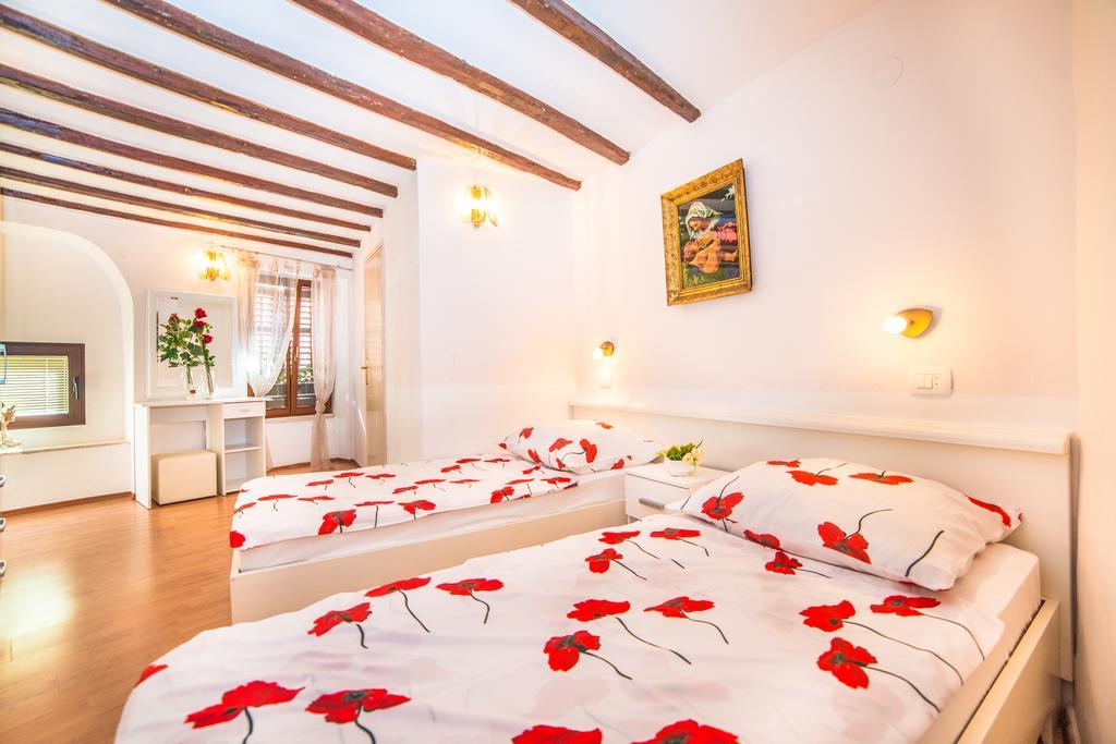 Apartments Dominik โรวีน ภายนอก รูปภาพ