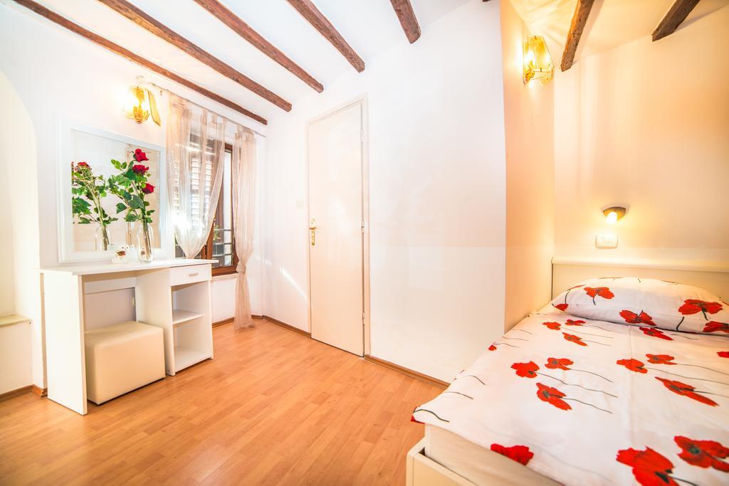 Apartments Dominik โรวีน ภายนอก รูปภาพ
