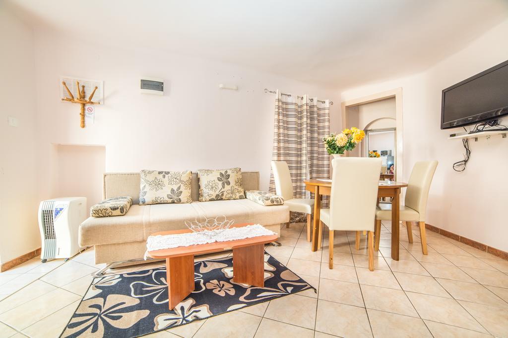 Apartments Dominik โรวีน ภายนอก รูปภาพ